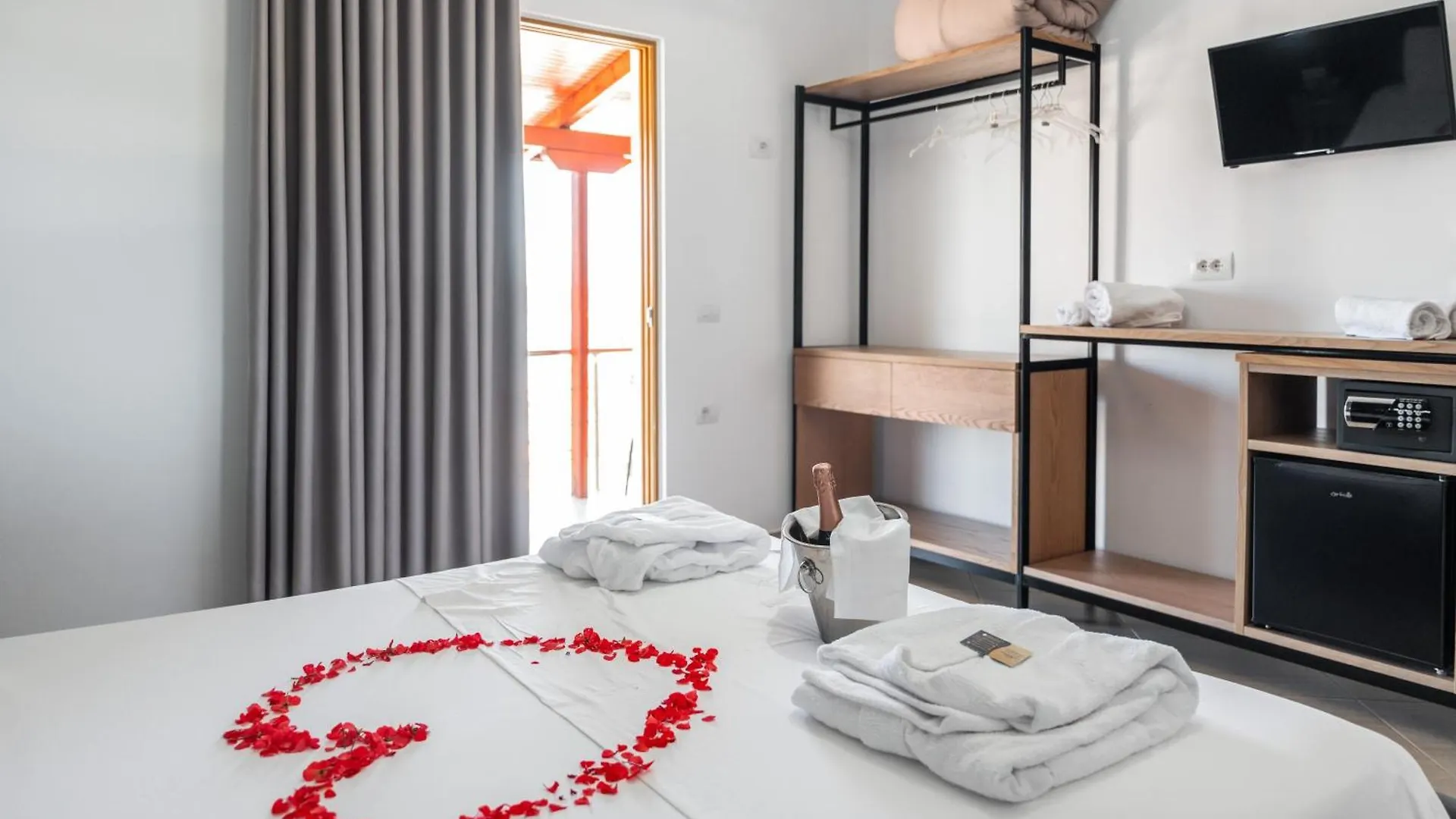 Hotel Lula Ksamil 3*,