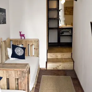 Victoria Poshtel , Bükreş Romanya